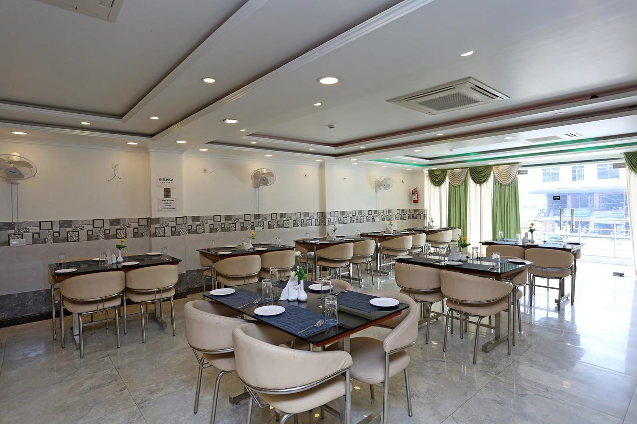 Oyo 11306 Ss Hotel 戈勒克布尔 外观 照片